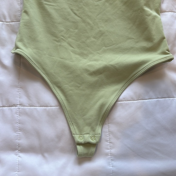 Aritzia Babaton Contour Long Sleeve Bodysuit - Picture 3 of 5